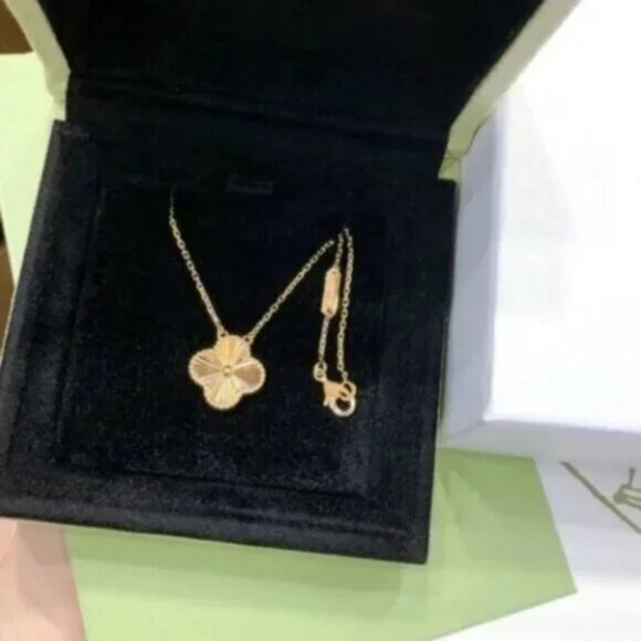 Van Cleef & Arpels Vintage Alhambra pendant 18K yellow gold.